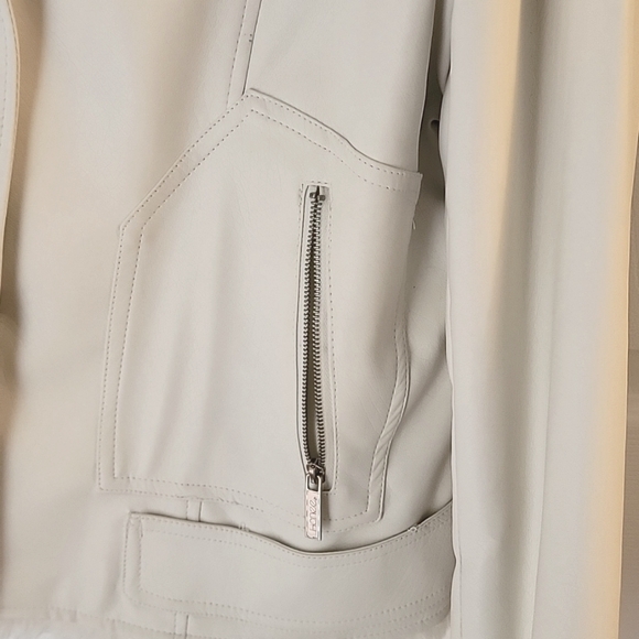 White winter jacket, Size 6? - Picture 3 of 4